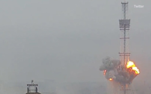 Khoảnh khắc tên lửa đánh trúng tháp truyền hình Kiev (Ukraine)